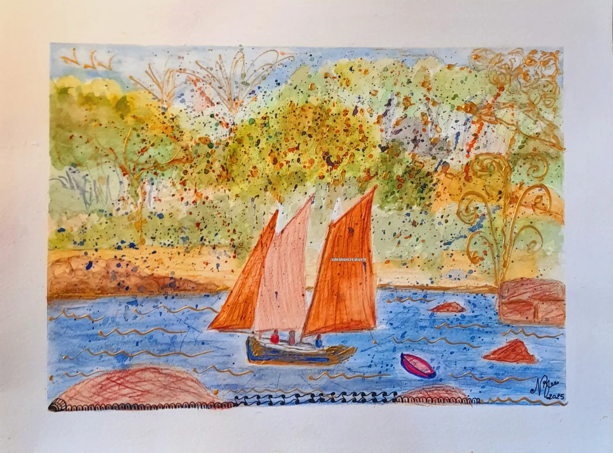 Peinture mixte d'un voilier aux voiles orange sur une mer bleue avec des détails dorés en relief et une forêt stylisée en arrière-plan.