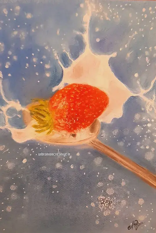 Dessin original au pastel sec représentant une fraise rouge tombant dans une cuillère avec une éclaboussure de lait sur un fond bleu galactique étoilé.