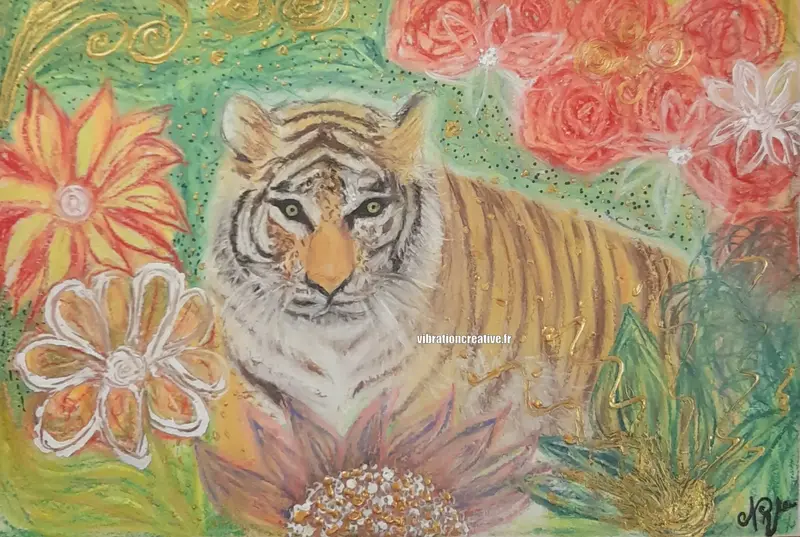 Peinture mixte d'un tigre bienveillant entouré de fleurs colorées et d'arabesques dorées, œuvre originale intitulée Tina Lova par l'atelier Vibration Créative.
