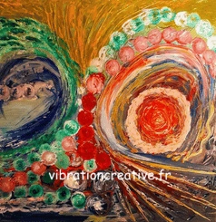 Peinture mixte d'un voilier aux voiles orange sur une mer bleue avec des détails dorés en relief et une forêt stylisée en arrière-plan.